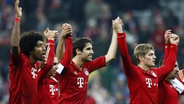 Lahm, Javi Martínez y Kross celebran la victoria del Bayern de Múnich