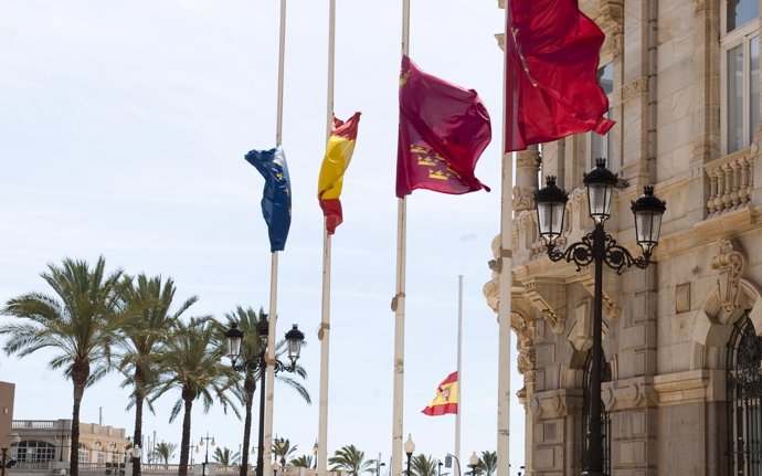 Luto en las banderas del Ayuntamiento de Cartagena por la muerte de Suárez