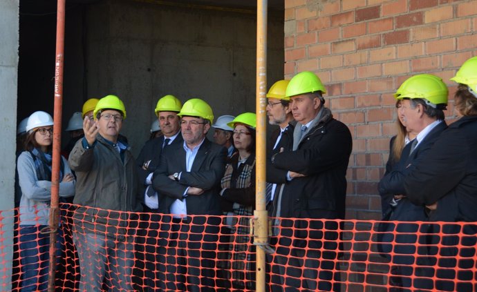 El presidente de la Diputación de Lleida, Joan Reñé, en una visita de obras