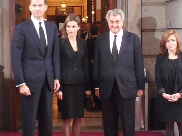 Los Príncipes tras visitar la capilla ardiente de Suárez