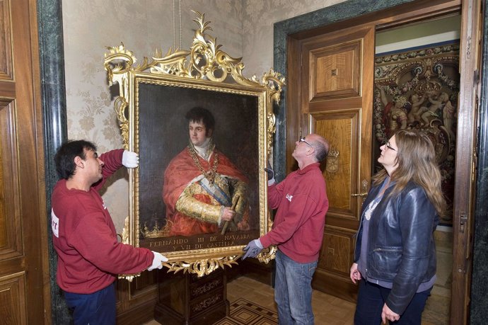 El retrato de Goya vuelve a ser colgado en el Palacio de Navarra.