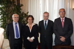 Barberá con miembros del comité organizador de la Sociedad Nuclear Española.