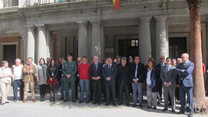 Minuto de silencio en Huelva por la muierte de Adolfo Suárez.