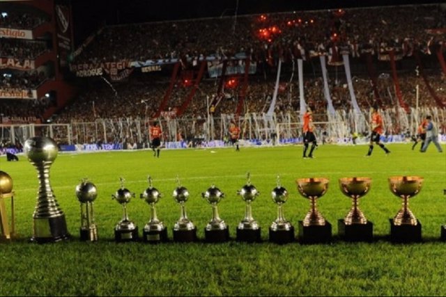 El Independiente argentino se queda sin todos sus trofeos por una deuda con  un jugador - Estadio Deportivo