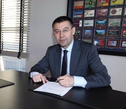 Marc Bartra y Josep Maria Bartomeu en la firma del contrato del central