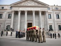 Himno nacional y aplausos de los ciudadanos