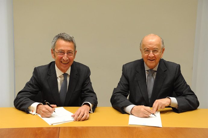 José Pérez y Carlos Egea durante la firma del acuerdo de compra-venta