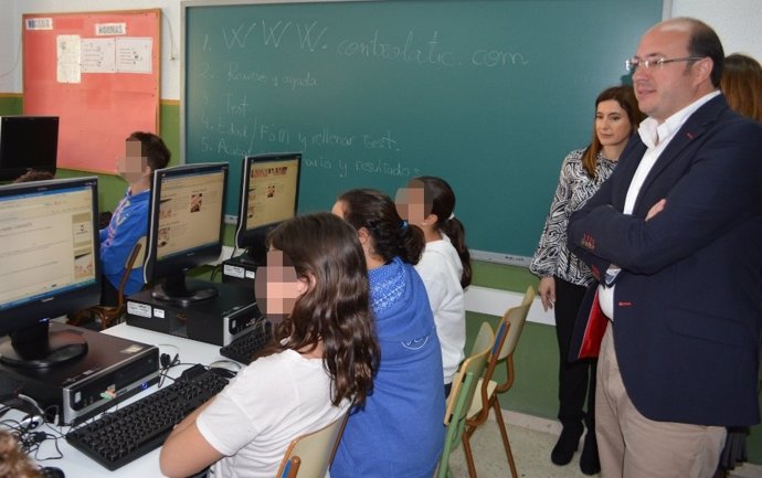 Sánchez en un taller de la iniciativa 'Controla TIC' en el CEIP San Pablo