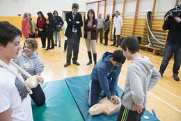 Osé Iribas y Marta Vera observan a alumnos del IES Navarro Villoslada