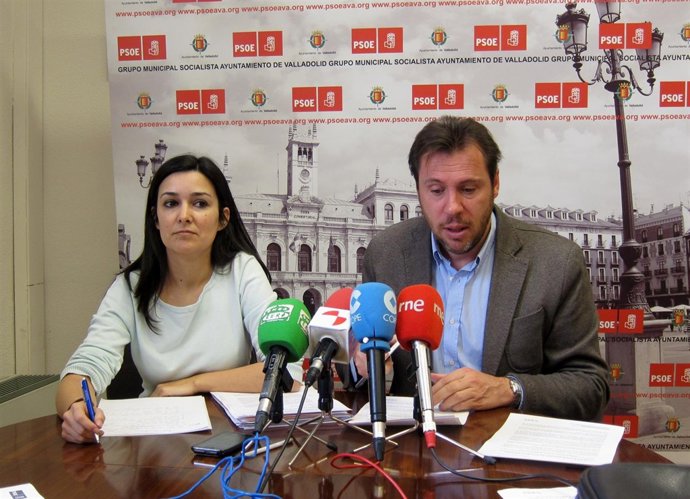 Los socialistas Asunción Barrios y Óscar Puente durante una rueda de prensa.