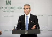 La Junta reprocha a Moreno la "tardanza" en hacer pública su renta y le anima a presentar también la de su mujer