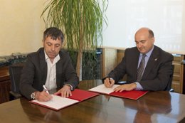 Etxeberria y Morrás en la firma del convenio de colaboración