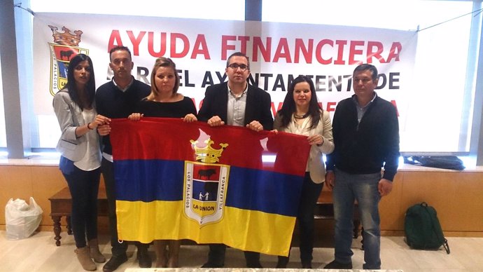 Alcalde y concejales de Los Palacios inician un encierro en la Diputación
