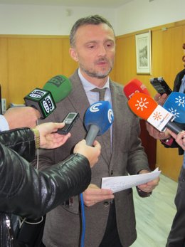 El delegado de la Junta en Huelva, José Fiscal, ante los medios. 