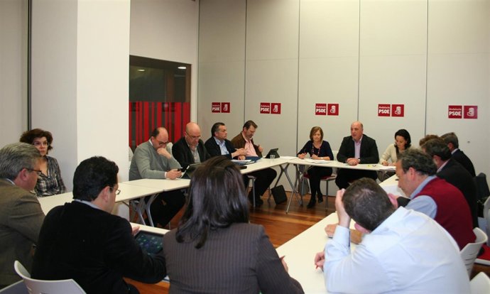 Un momento de la reunión de alcaldes en la sede del PSOE cordobés