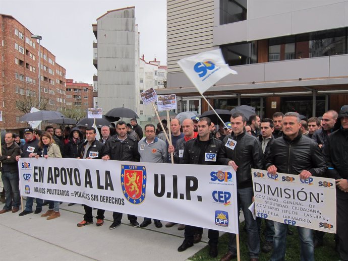 Concentración de sindicatos policiales ante la comisaría de Vigo