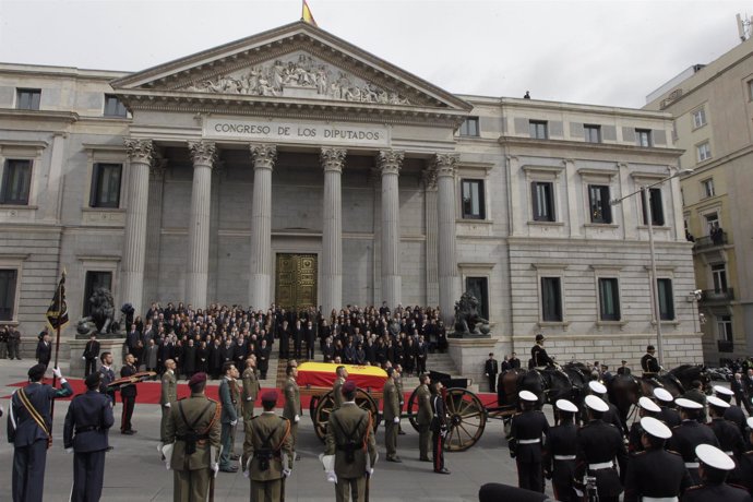 El presidente del Gobierno Mariano Rajoy despedida féretro Adolfo Suárez
