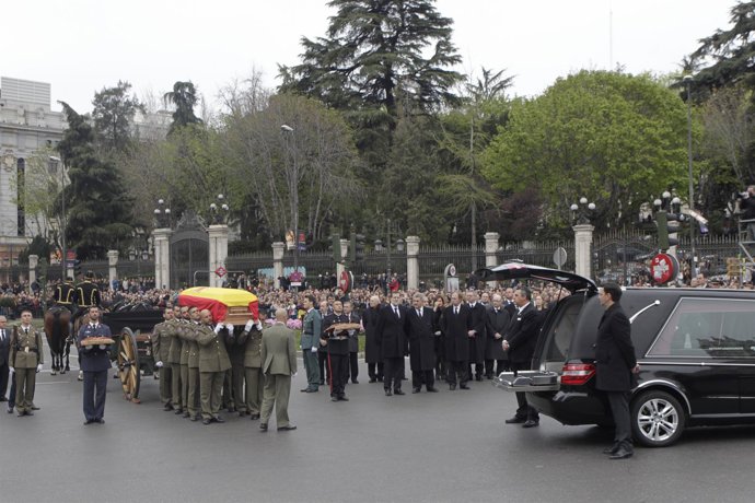 El presidente del Gobierno Mariano Rajoy despide el féretro de Adolfo Suárez