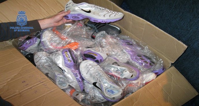 Prendas falsificadas de marcas reconocidas intervenidas por la Policía