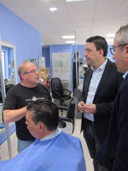 Mario Jiménez (PSOE-A) habla con un peluquero