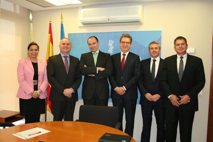 Llombart con los responsables del Sistema de Gestión de Imagen Médica Digital