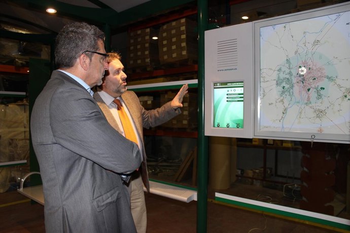 Antonio Gutiérrez Limones atiende a las explicaciones de la nueva parada