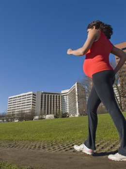 Mujer embarazada haciendo deporte