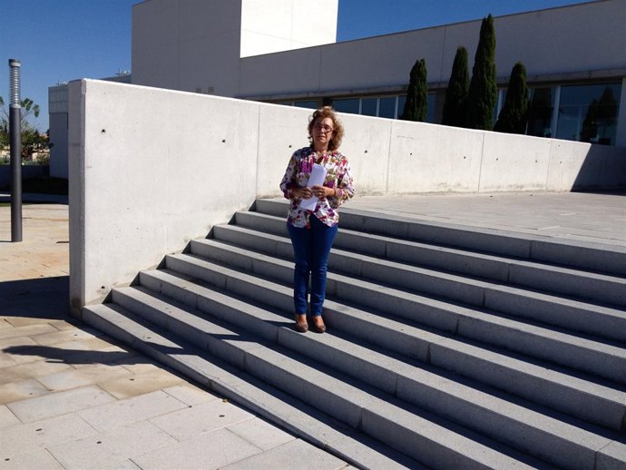 María del Carmen Rodríguez Hornillo, en la puerta de la piscina cubierta