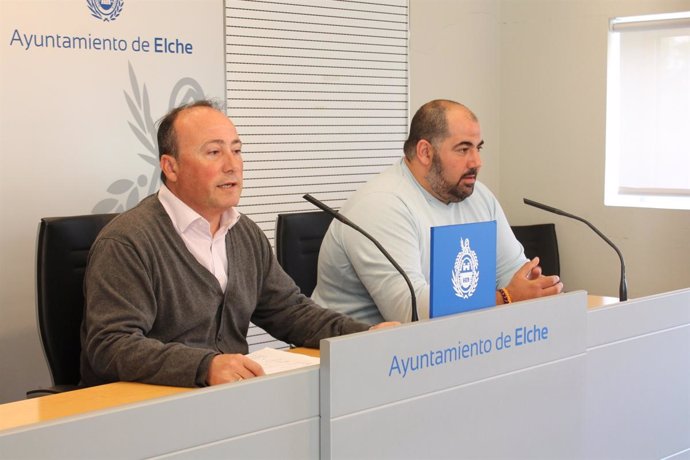 Justino Delgado, concejal, y Tomás Jorge, presidente de los taxistas