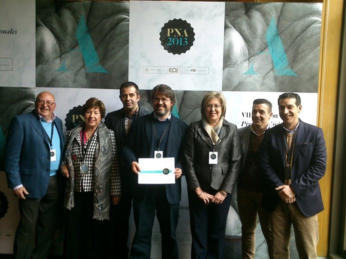 La familia López Obrero con la delegada territorial de la Junta