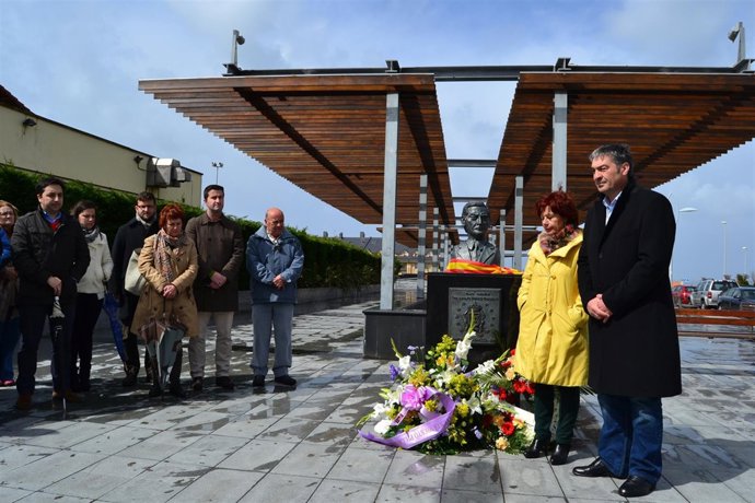 Ofrenda floral en el busto de Suárez ubicado en su plaza homónima en Liencres