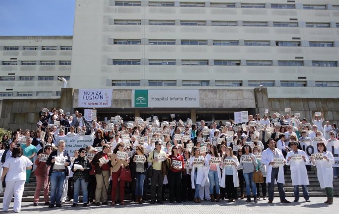 Trabajadores del Infanta Elena protestan contra la fusión hospitalaria. 