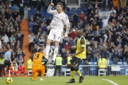 Cristiano Ronaldo celebra uno de sus goles ante el Sevilla en el Bernabéu