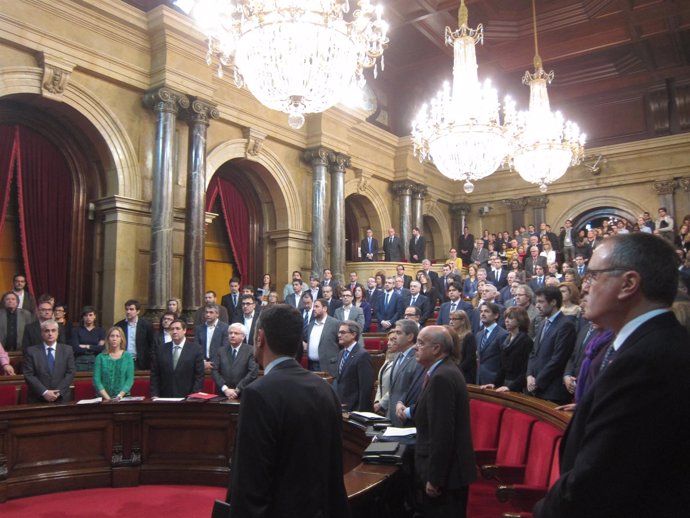 Minuto de silencio en el Parlament por Adolfo Suárez