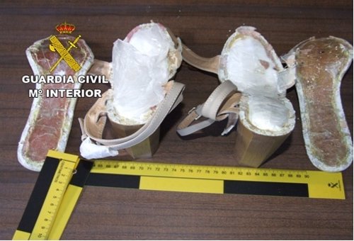 Zapatos con droga incautados por la Guardia Civil