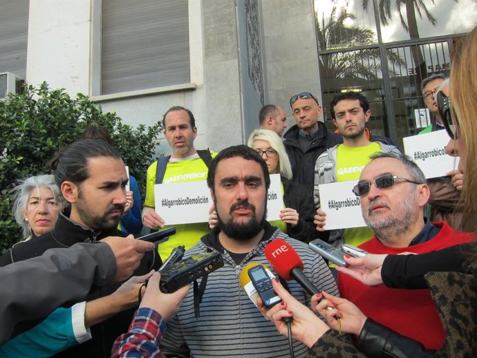 Los portavoces de los grupos ecologistas, en rueda de prensa sobre Algarrobico