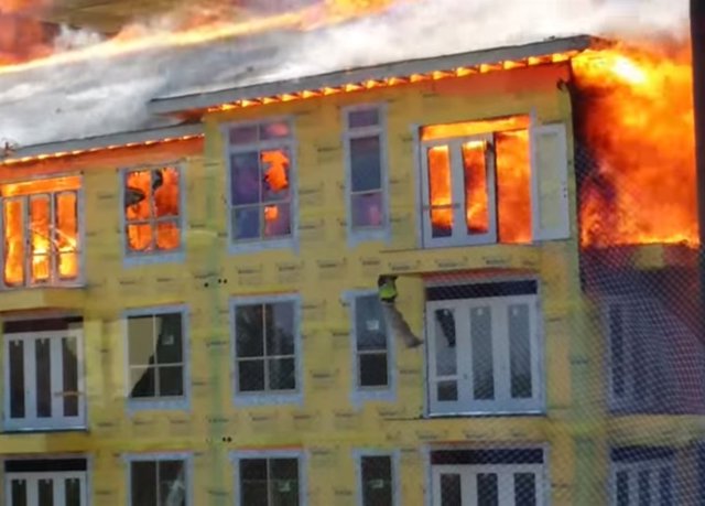 Impresionante rescata a un obrero en un incendio en Houston