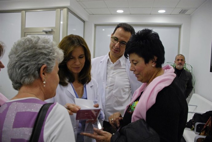 Los doctores de la Unidad de Mama charlan con las señoras de Mucho X Vivir 