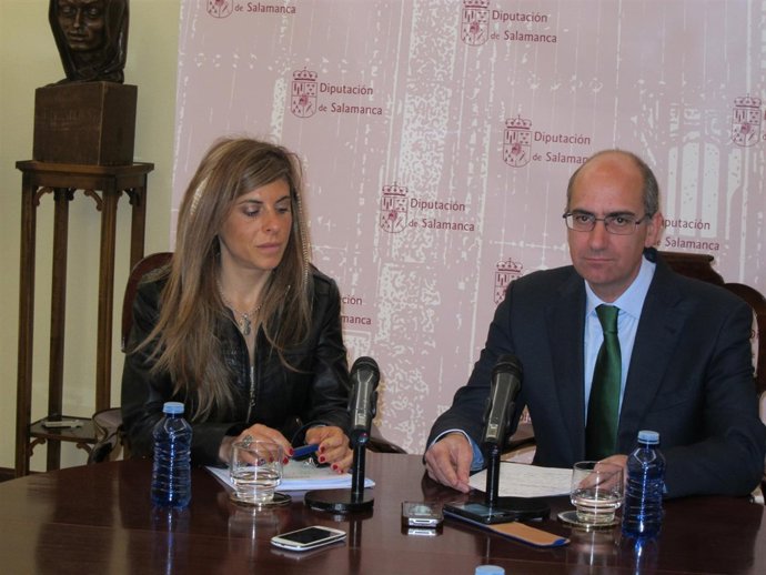 Chabela de la Torre junto al presidente de la Diputación de Salamanca 