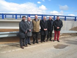 Fernández de Alarcón y alcaldes de la zona, en su visita a la obra