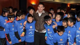 Leo Messi recibe a un grupo de jóvenes damnificados por el tsunami de Japón