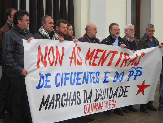 Concentración ante o Parlamento de impulsores do 22M