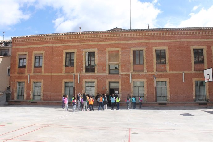 Patio de recreo del colegio Pablo Luna de Alhama de Aragón
