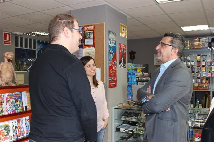 Gutiérrez Limones conversa en la tienda 7 Reinos con sus propietarios.