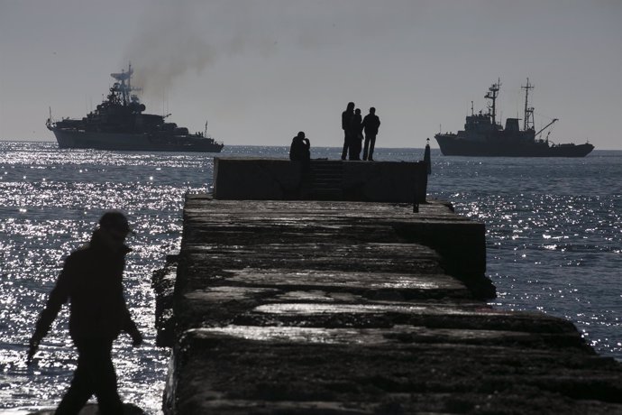 Barcos rusos vigilan la bahía de Donuzlav en Crimea