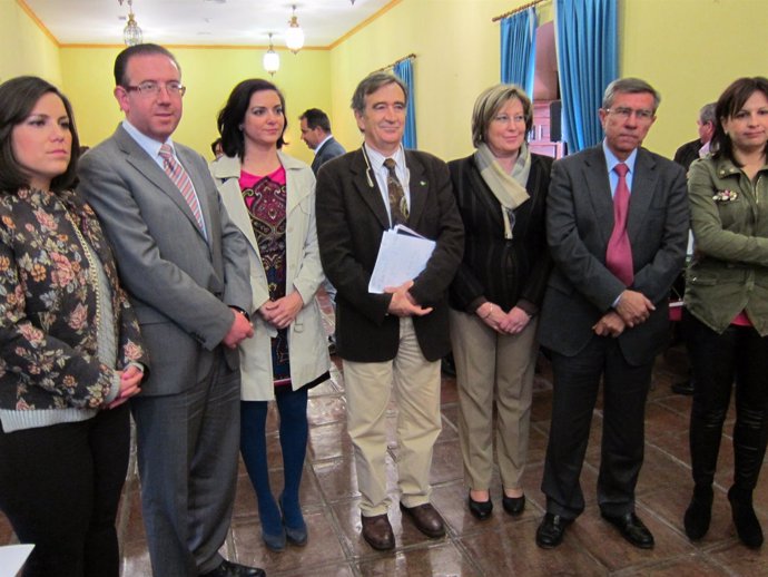 Vicente Granados (centro) con el resto de autoridades