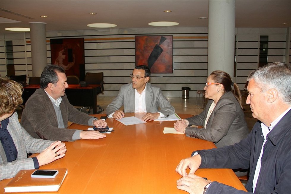 El presidente de la Diputación de Huelva, Ignacio Caraballo, con alcaldes costa.