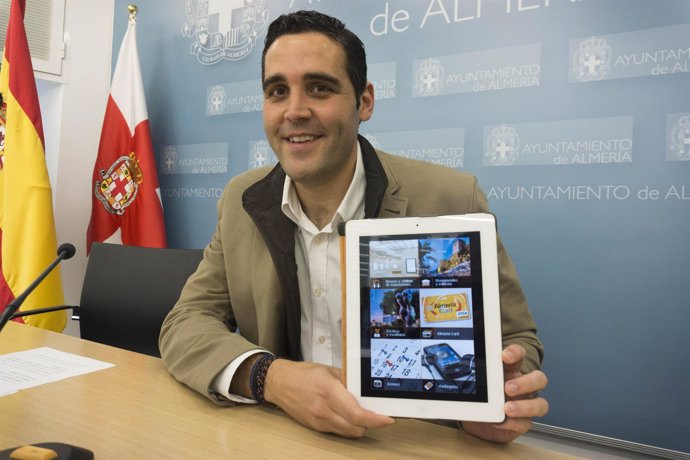 Alonso muestra la aplicación móvil 'Turismo de Almería'