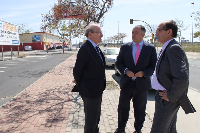 El alcalde de Huelva visita el Parque Empresarial con responsables del INTA. 