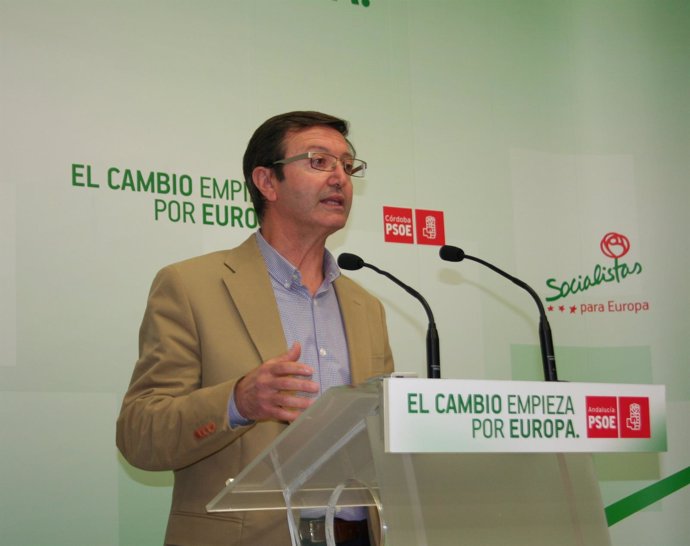 Manuel Aguilar en la sede del PSOE